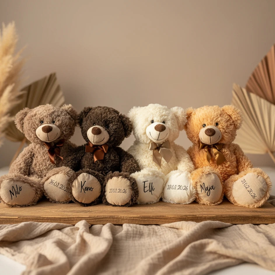 Vier Kuscheltiere für Babys und Kinder in verschiedenen Farben nebeneinander