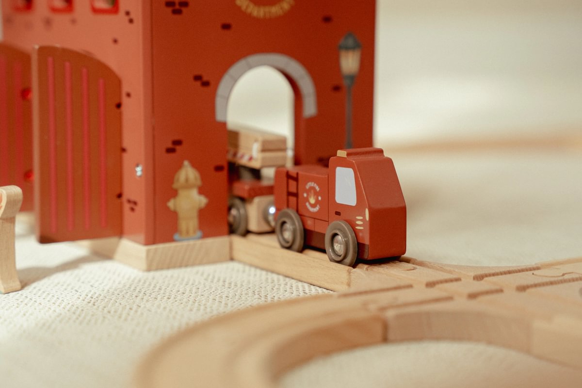 Personalisierte Holzeisenbahn Feuerwehrstation aus Holz | Schmatzepuffer