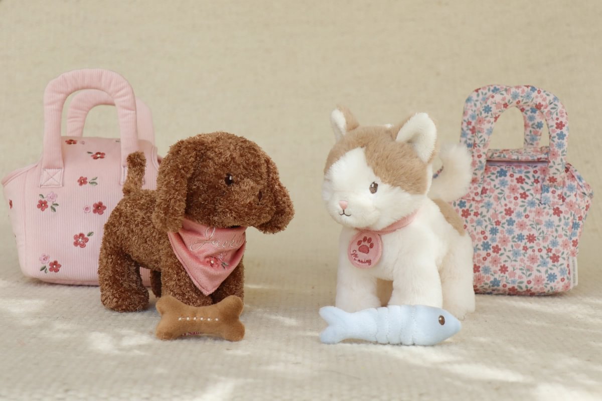 Peluche chien Jackie dans un sac GRS