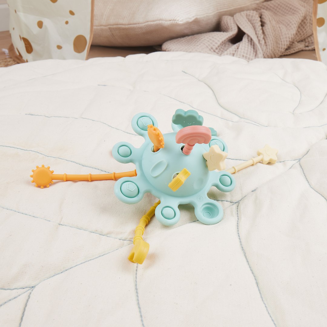 Jouet d'activité Montessori en silicone Planète - Eucalyptus | bieco