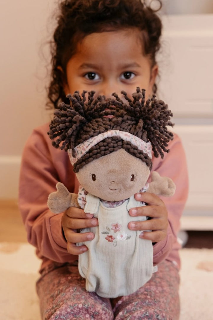 Bébé-poupée personnalisé dans son couffin – un cadeau de naissance adorable