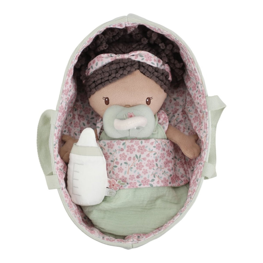 Bébé-poupée personnalisé dans son couffin – un cadeau de naissance adorable