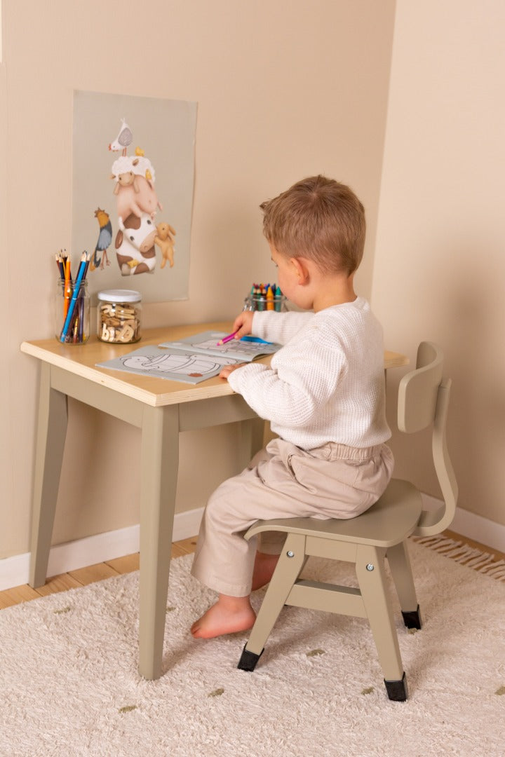 Kinderstuhl aus Holz, Olive