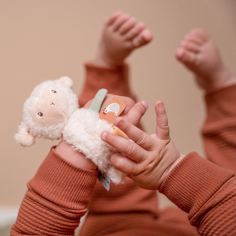 Handgelenkrassel Schaf Little Farm – Babys erstes Greifspielzeug