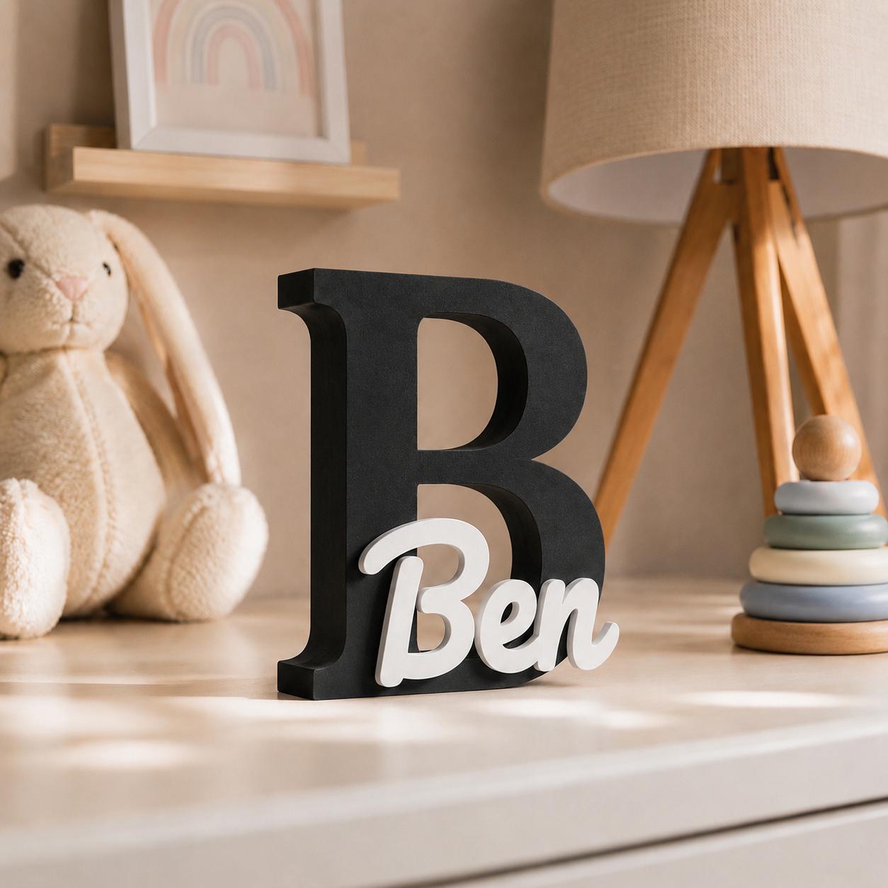 Personalisiertes Namensschild mit großem Buchstaben in Schwarz & Name – Kinderzimmer Deko in Wunschfarbe