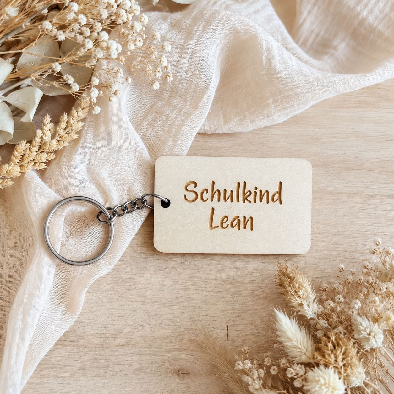 personalisierter-schulkind-schluesselanhaenger-holz-name-lean-einschulung