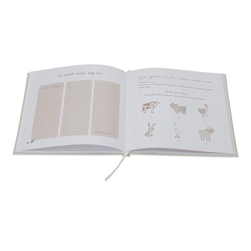 Innenseiten des Baby Tagebuchs mit Platz für Meilensteine, Fotos und persönliche Erinnerungen im ersten Lebensjahr – hochwertiges Erinnerungsalbum als Geschenk zur Geburt.