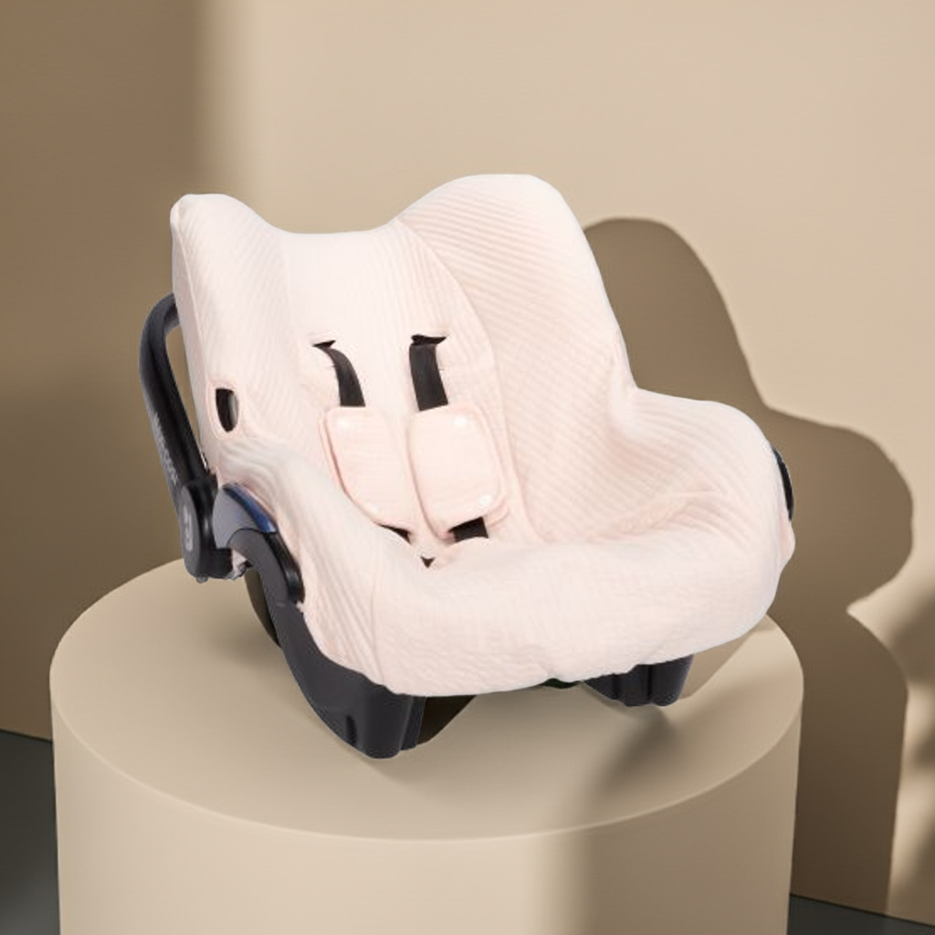 Babyschalenbezug Pure Beige aus hochwertigem Baumwollmischgewebe in Creme für Maxi-Cosi Babyschalen. Weich, atmungsaktiv, feuchtigkeitsabsorbierend und waschbar – stilvolles Babyschalenzubehör von Schmatzepuffer aus Bocholt.