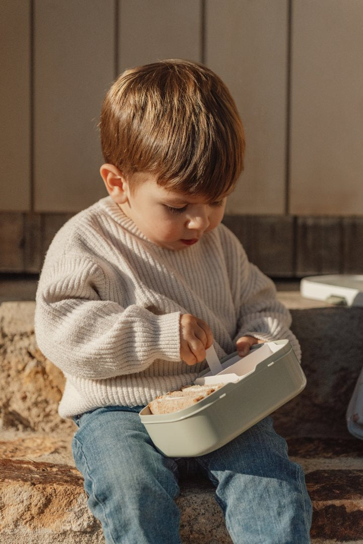 Innenansicht einer Brotdose fuer Kinder mit Bauernhof Motiv und praktischem Einsatz fuer Kindergarten, Schule und unterwegs