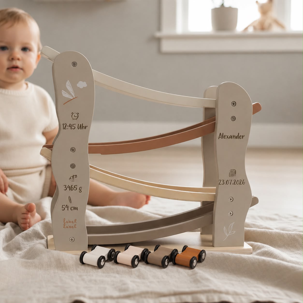 Personalisierte Holz-Kugelbahn mit Name, Geburtsdatum, Geburtszeit, Gewicht und Größe als hochwertiges Geschenk zur Geburt. Individuelles Holzspielzeug für Babys und Neugeborene, personalisiert bei Schmatzepuffer.