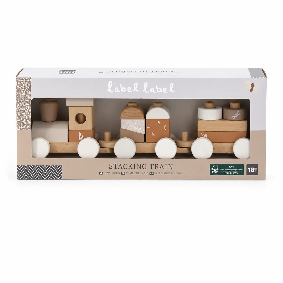 Geschenk zur Taufe – Label Label Stapelzug aus Holz in Nougat in schräger Perspektive auf weißem Hintergrund