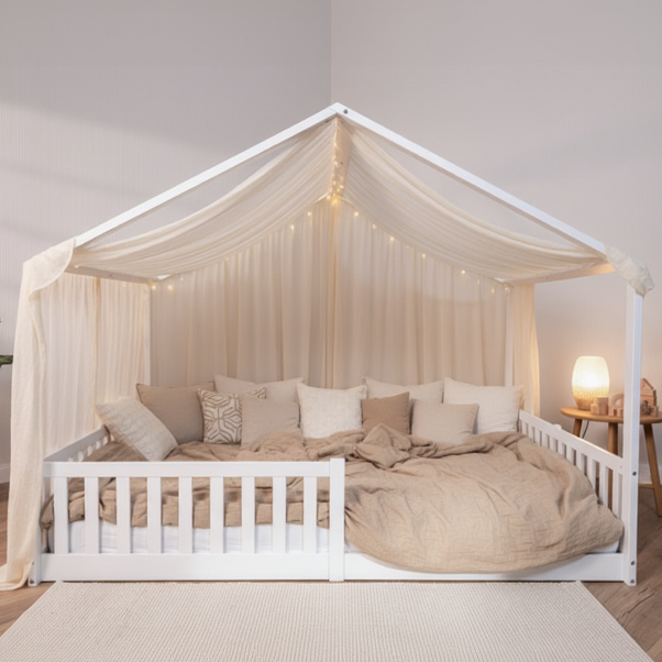 Hausbett 140x200 als Bodenbett im Kinderzimmer, gemütlich eingerichtet mit Stoffdach und Beleuchtung für entspannten Schlaf
