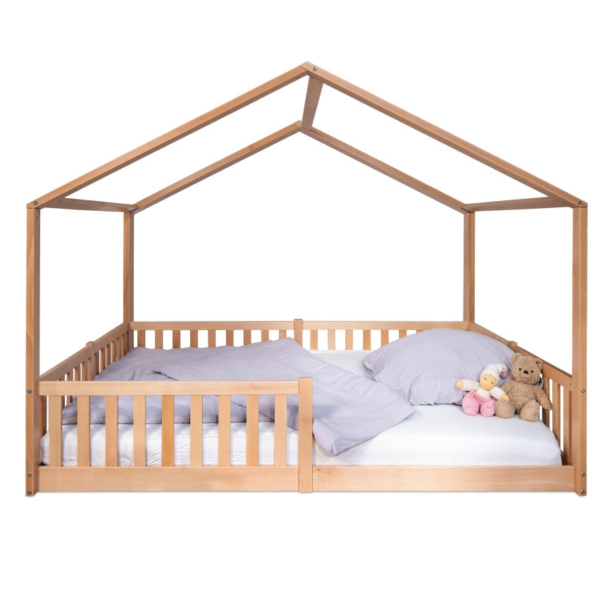 Hausbett 140x200 cm aus Naturholz als Bodenbett ohne Dekoration, schlichtes Produktbild im Montessori Stil