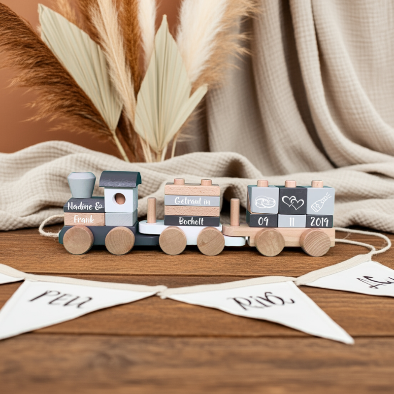 personalisiertes hochzeitsgeschenk holzzug als deko mit namen datum und symbol fuer gemeinsamen lebensweg des brautpaars