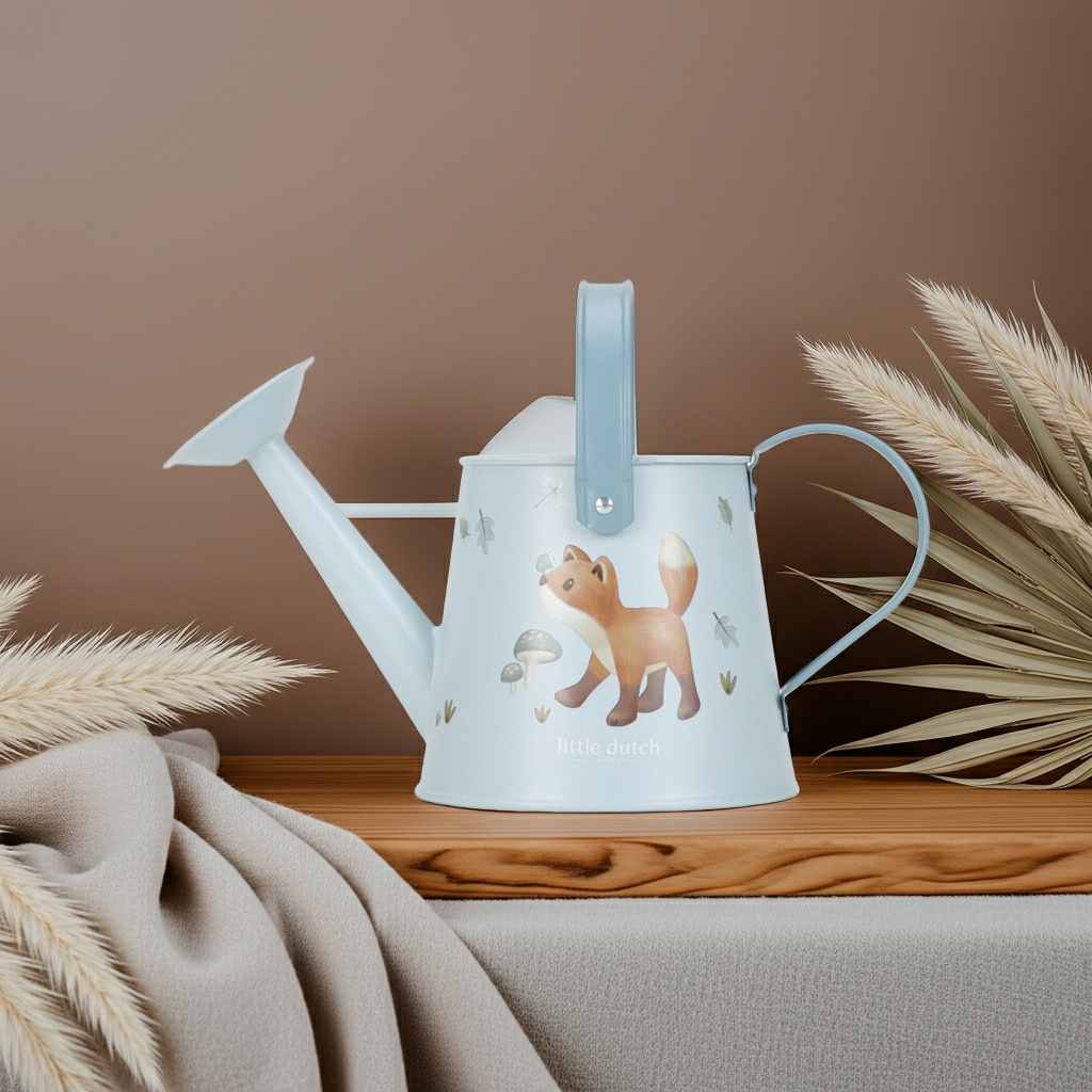 Kinder Gießkanne aus Metall in Blau mit Fuchs- und Waldmotiv für kleine Gärtner beim Gießen von Blumen und Pflanzen im Garten.