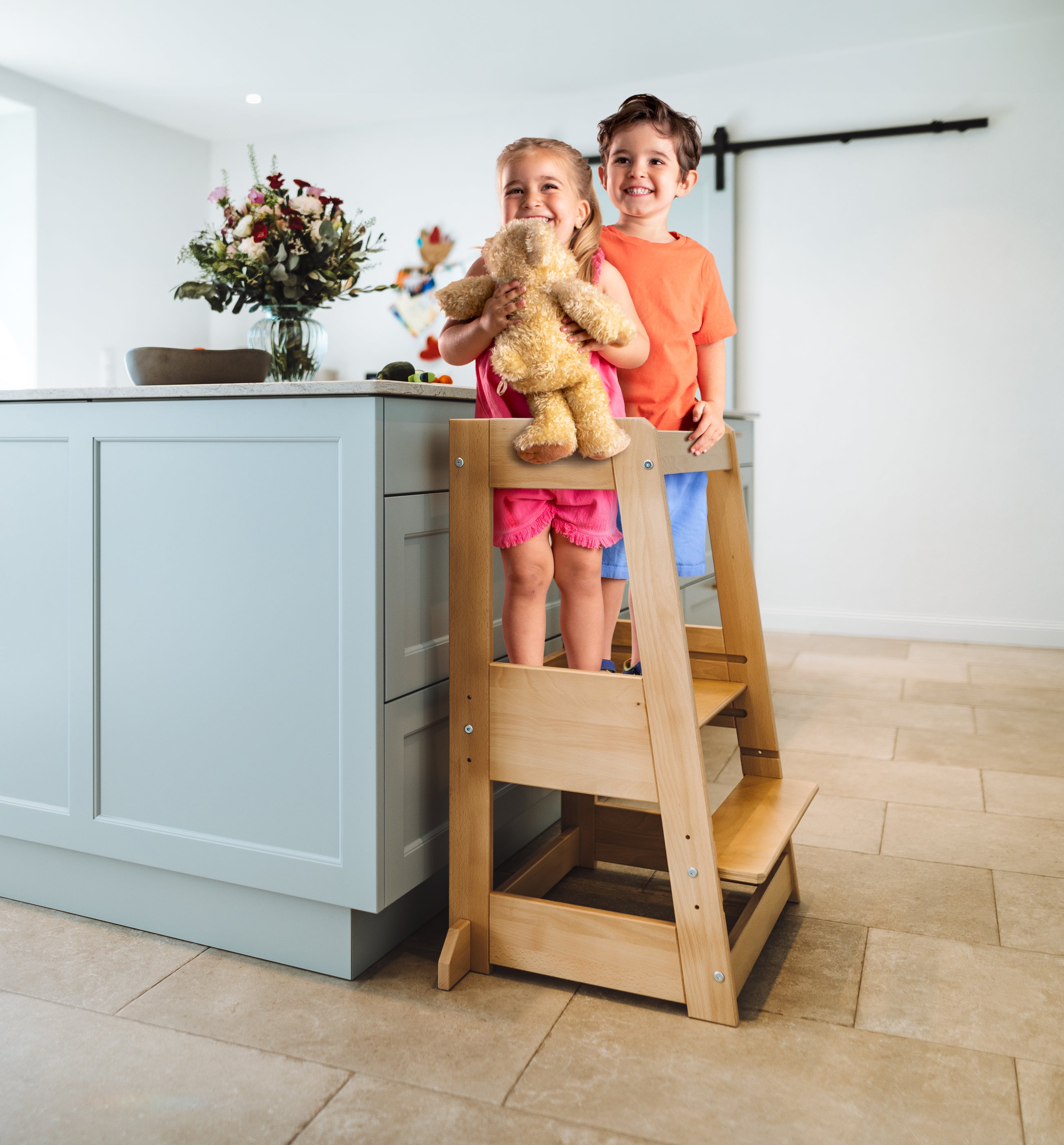 Lernturm für Zwillinge in Naturholz fuer Kinder als sicherer Montessori Kuechenhelfer zum selbststaendigen Mitmachen, Lernen und Entdecken