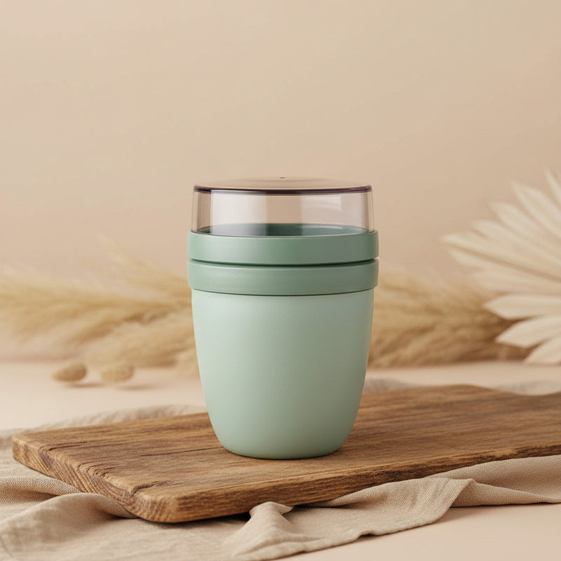 Lunchpot in Nordic Sage mit getrennten Behaeltern fuer Joghurt, Muesli, Snacks oder Mittagessen unterwegs