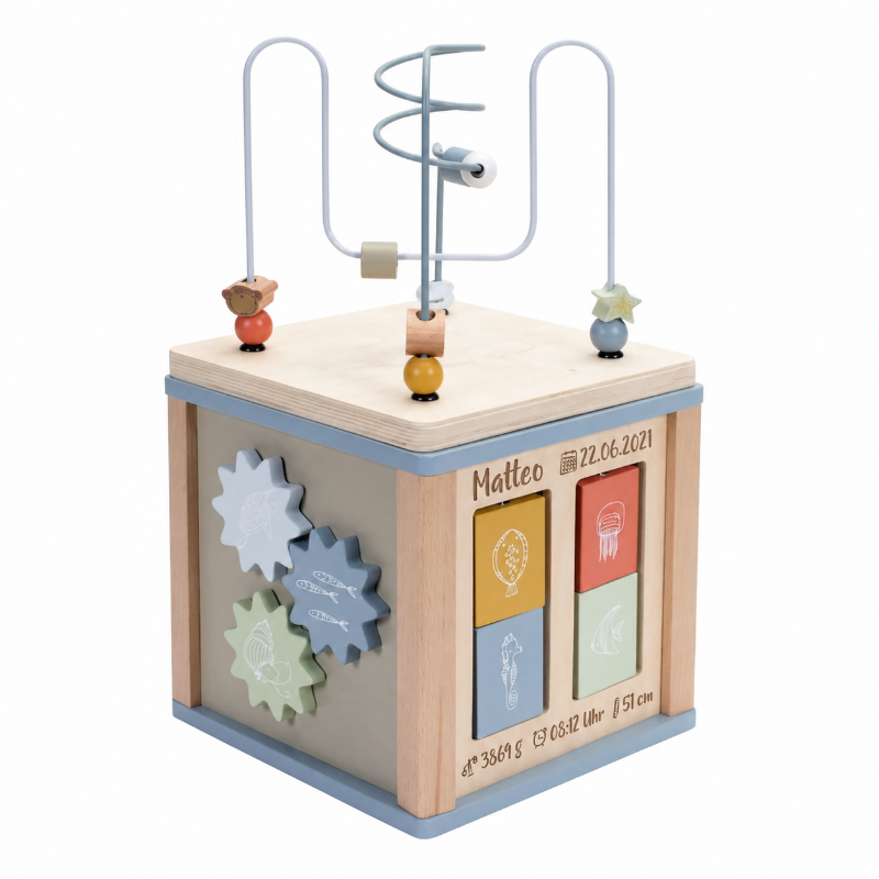 Personalisierter Aktivitätswürfel aus Holz mit Motorikschleife, Namen und Geburtsdaten. Hochwertiges Geschenk zur Geburt, das spielerisch Feinmotorik, Koordination und die frühkindliche Entwicklung fördert.