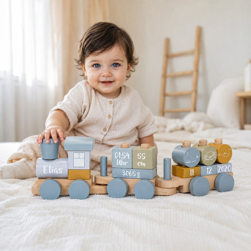 Baby mit personalisiertem Holzzug Ocean Blau mit Name und Geburtsdaten als Geschenk zur Geburt