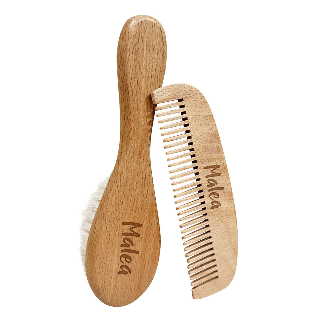 Personalisiertes Baby Haarbürsten- und Kamm-Set aus Holz mit Namen. Beliebtes Geschenk zur Geburt für die tägliche Babypflege und eine besondere Erinnerung an die erste Babyzeit.
