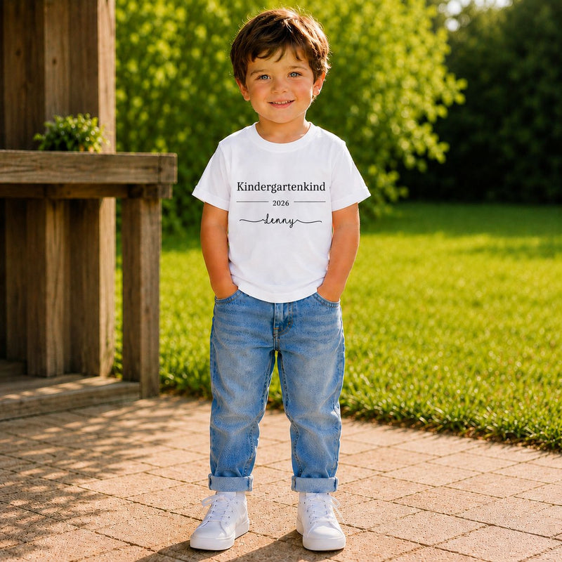 Junge trägt personalisiertes Kindergartenkind T-Shirt 2026 mit Namen Lenny im Garten