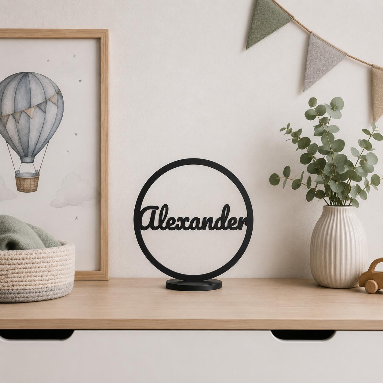 Personalisiertes Schild mit Namen Alexander als dekorativer Aufsteller für das Kinderzimmer. Individuell gefertigt in Deutschland von Schmatzepuffer aus Bocholt.