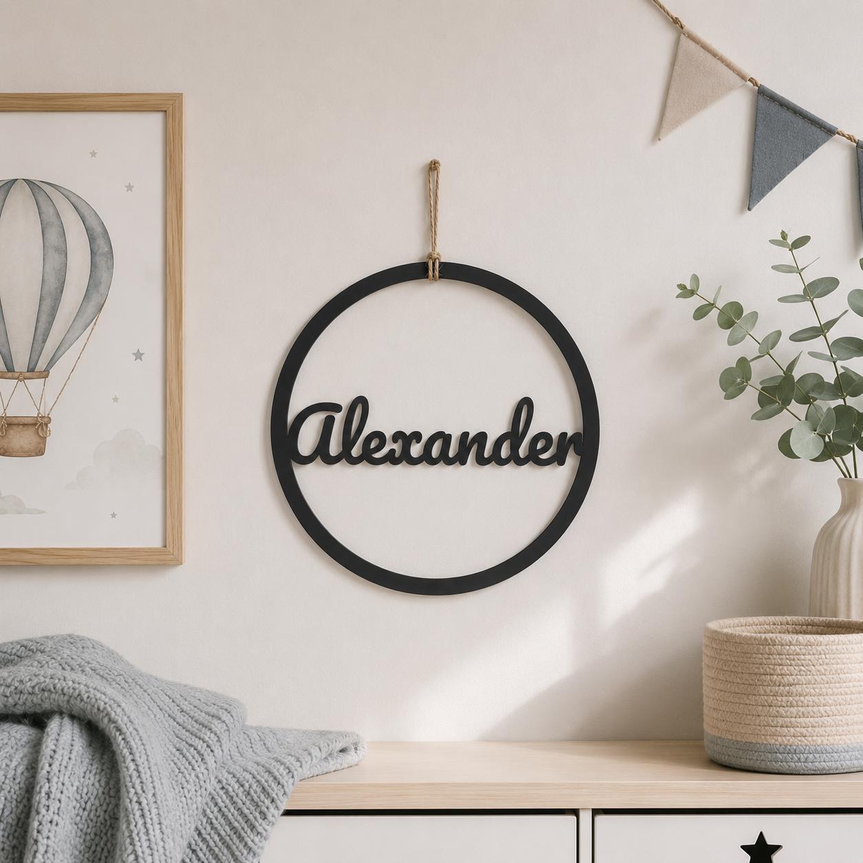 Personalisiertes Türschild mit dem Namen Alexander für das Kinderzimmer. Modernes Namensschild in Schwarz, individuell gefertigt von Schmatzepuffer in Bocholt.
