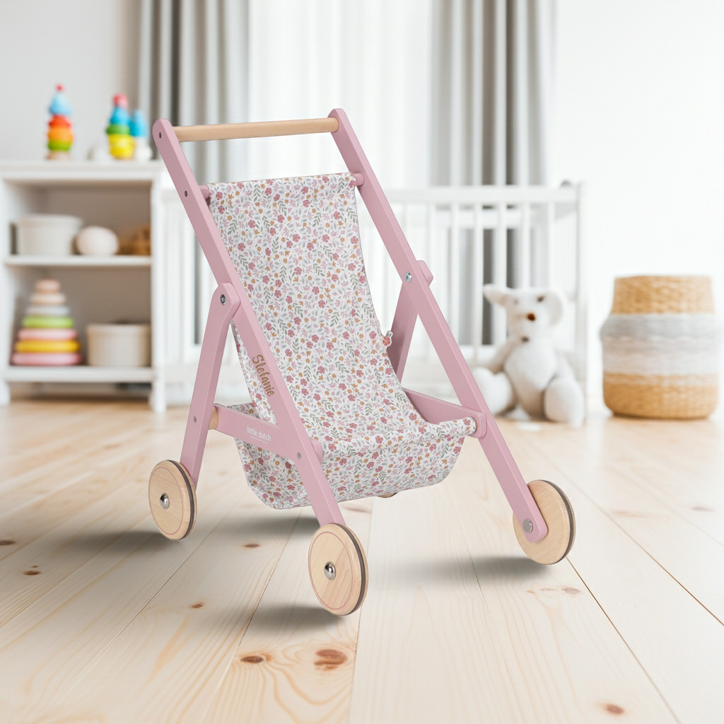 Holz Puppenbuggy in Rosa im Kinderzimmer. Hochwertiger Puppenwagen für Kinder als Geschenkidee zum Geburtstag, für Rollenspiele mit Puppen und kreativen Spielspaß im Alltag.