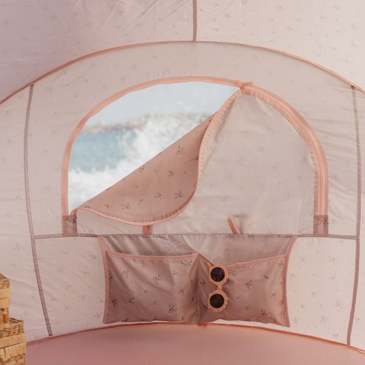 Innenraum einer pinken Strandmuschel für Babys mit Aufbewahrungstaschen und Fenster – Pop Up Strandzelt mit UV Schutz für Strand und Urlaub