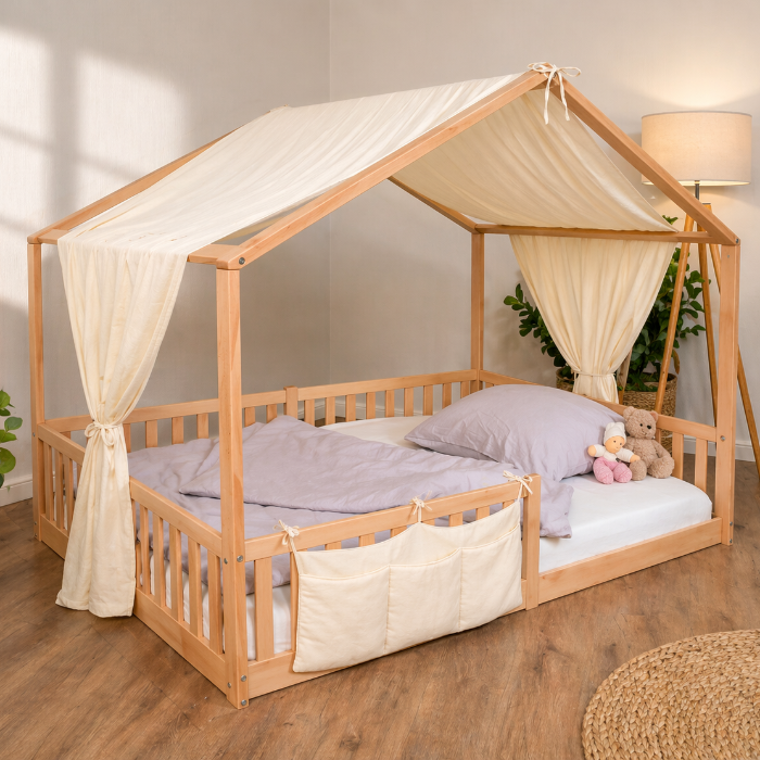 tiSsi Musselin Stoffdach in Creme auf Hausbett aus Naturholz in warmer Kinderzimmerumgebung
