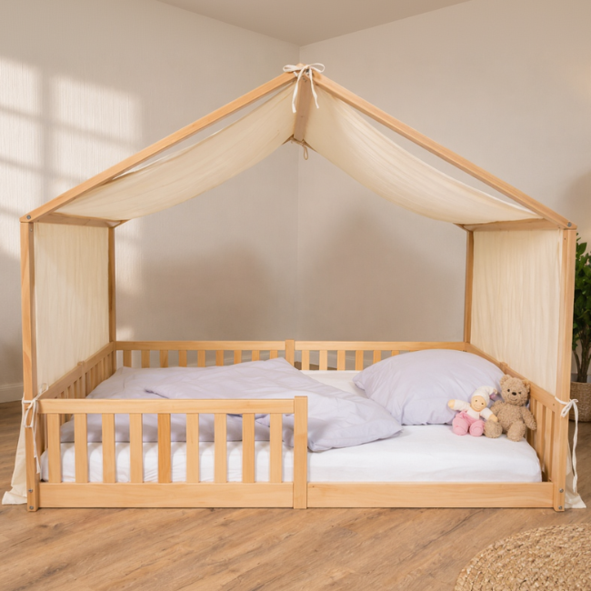 tiSsi Baldachin aus Musselin in Creme auf Hausbett 140x200 cm aus Naturholz im Kinderzimmer
