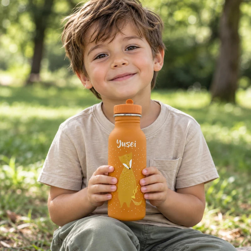 Orange Trixie-Trinkflasche mit Fuchsmotiv, orangefarbenem Deckel und dem Namen Yusei auf weißem Hintergrund