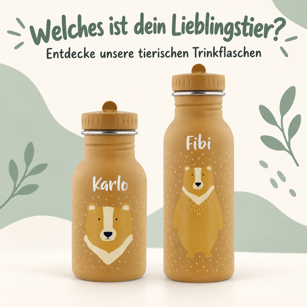 Ockerbraune Trixie Trinkflaschen Herr Bär mit 350 ml und dem Namen Karlo links sowie 500 ml und dem Namen Fibi rechts