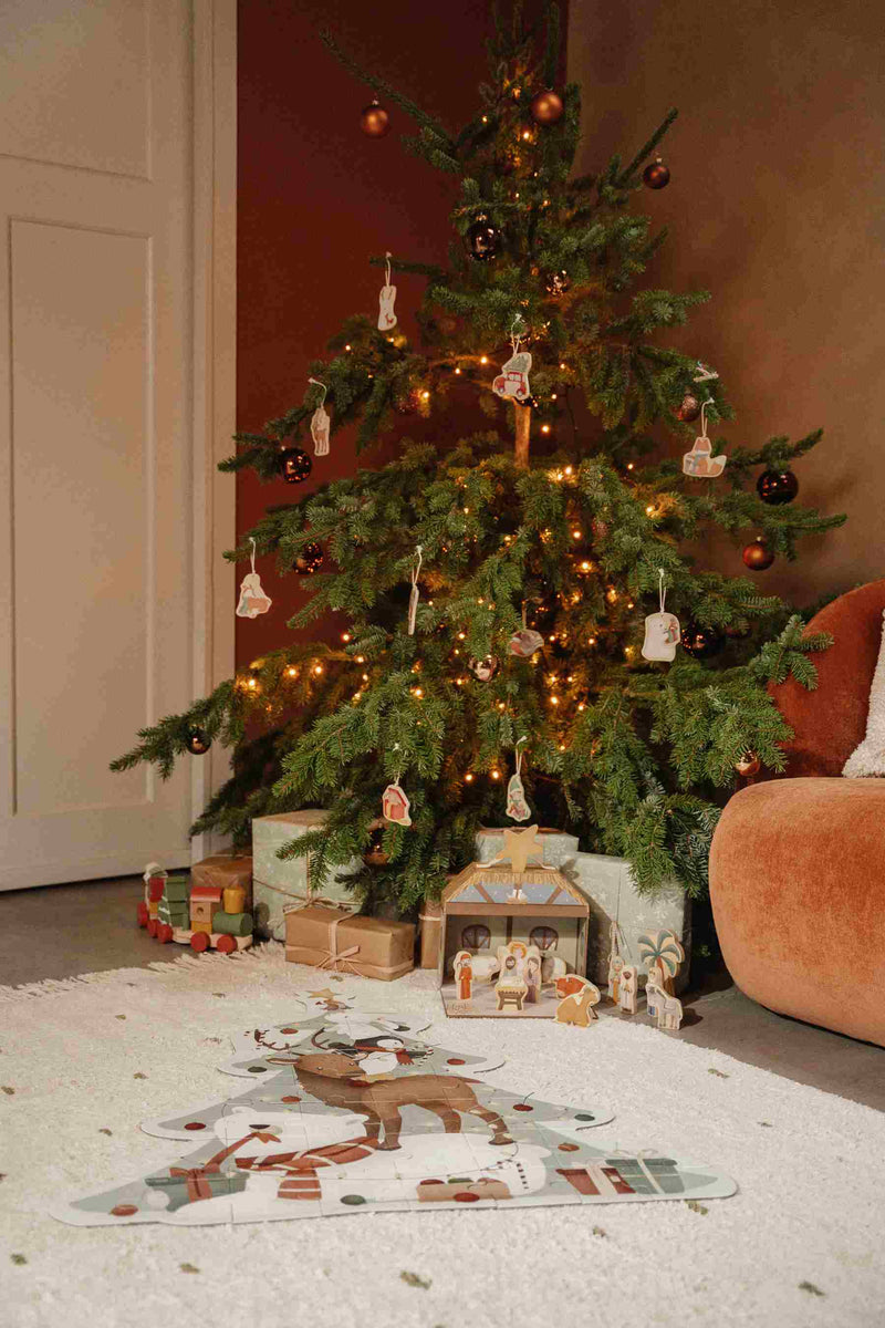 Liebevoll gestalteter Weihnachtsbaumschmuck als Holzanhaenger fuer Weihnachtsbaum, Adventsdekoration und festliche Geschenkverzierungen