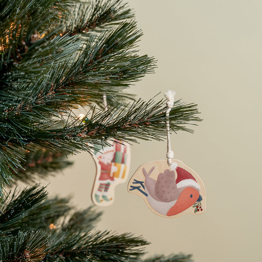 Liebevoll gestalteter Weihnachtsbaumschmuck als Holzanhaenger fuer Weihnachtsbaum, Adventsdekoration und festliche Geschenkverzierungen