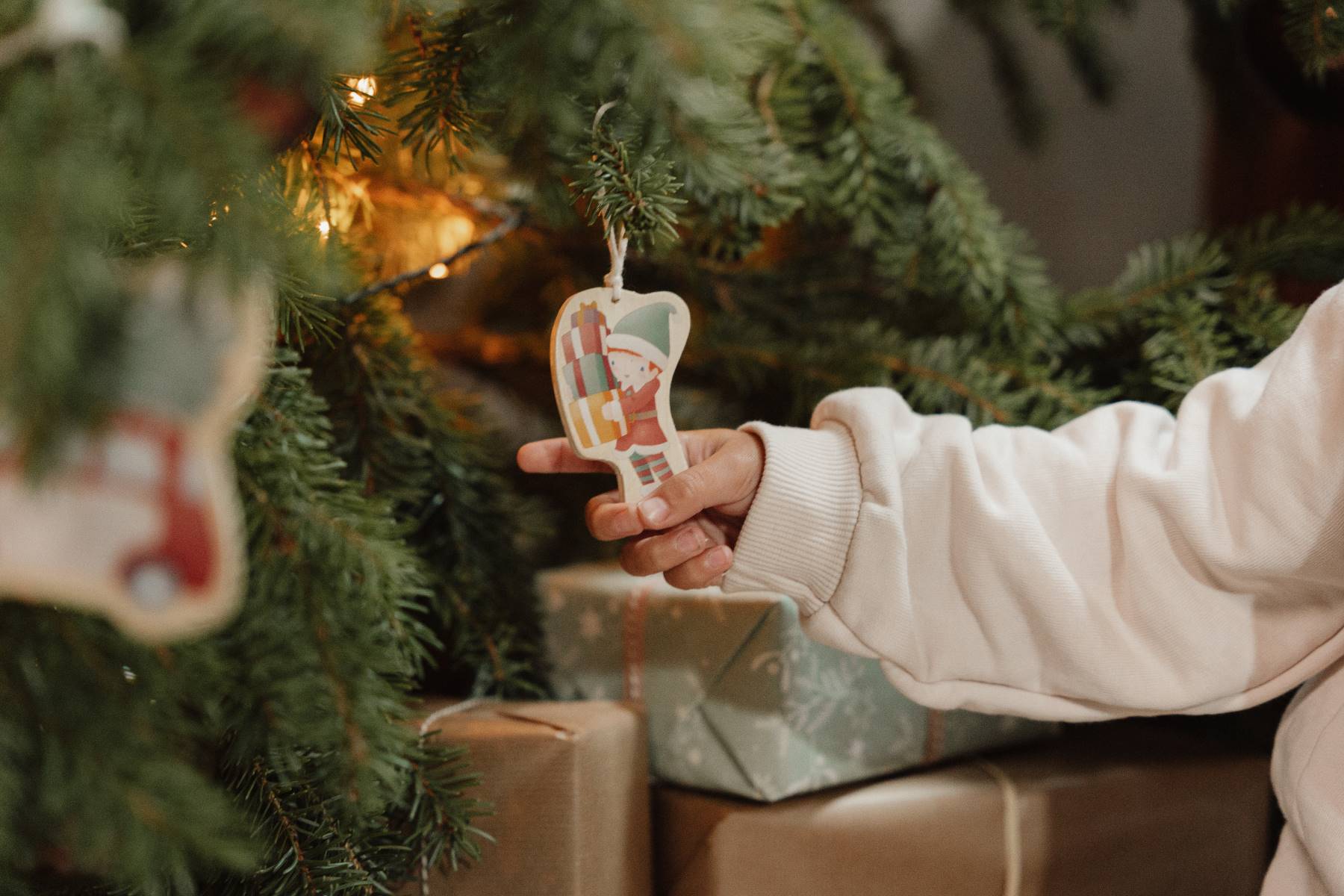 Liebevoll gestalteter Weihnachtsbaumschmuck als Holzanhaenger fuer Weihnachtsbaum, Adventsdekoration und festliche Geschenkverzierungen