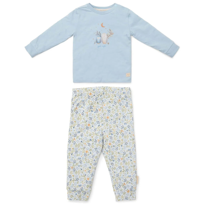 Zweiteiliger Baby-Pyjama Forest Adventure von Little Dutch mit hellblauem Oberteil und Waldprint-Hose